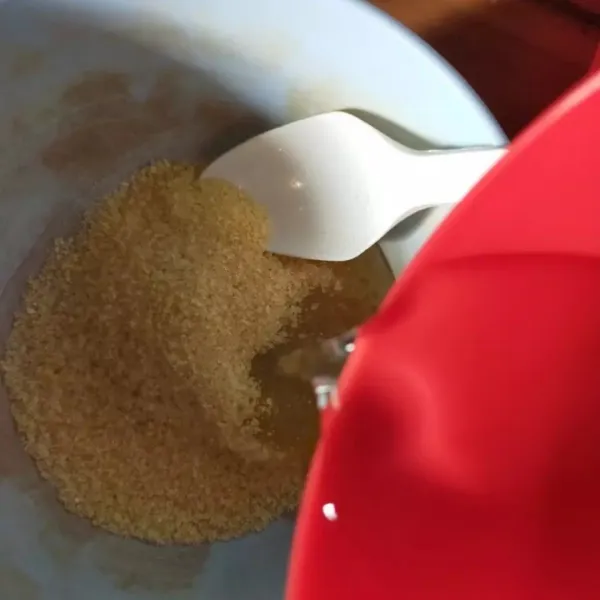 Rendam gelatin dengan air es sampai mekar, lalu tim hingga mencair.