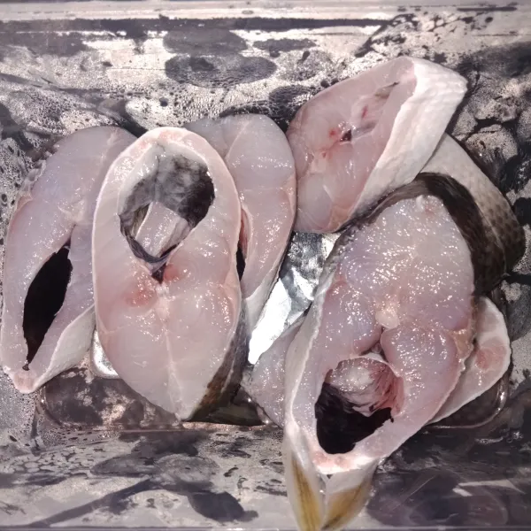 Pertama siapkan ikan bandeng yang sudah di bersihkan dan di potong-potong.