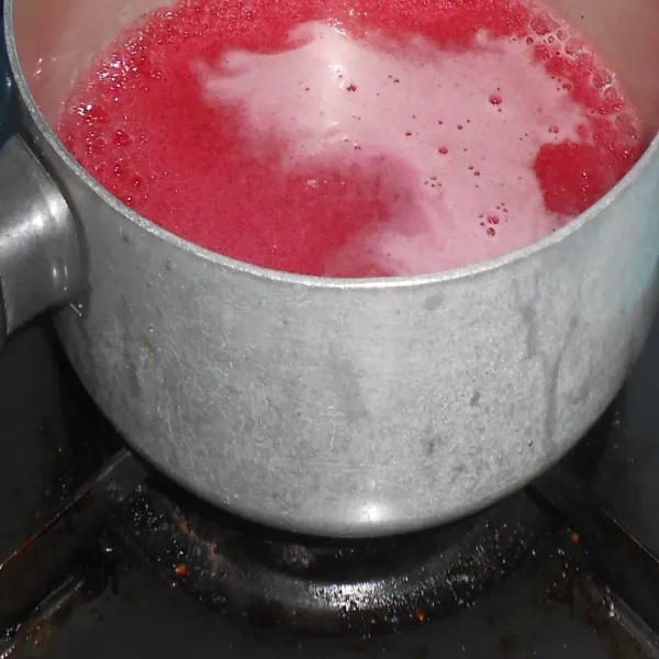 Masukkan semua bahan jelly warna merah ke panci rebus hingga mendidih masukkan ke cetakan.