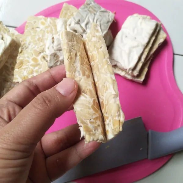 Potong tempe sesuai selera, belah tengah tapi jangan sampai putus.