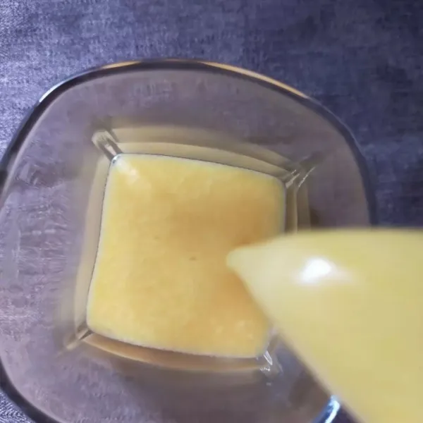 Tuang ke cetakan. Biarkan dingin lalu simpan semalaman di kulkas. Sajikan.