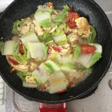 Setelah batang sawi matang, masukkan daun sawi koreksi rasa dan angkat.