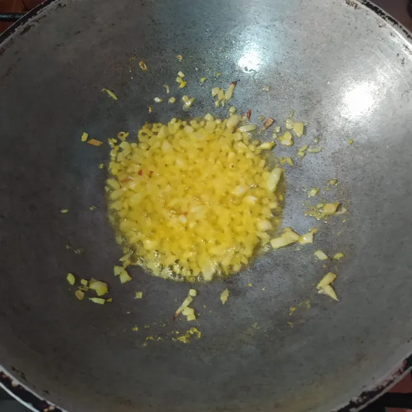 Panaskan margarin, cincang bawang bombay, lalu tumis bawang bombay .
