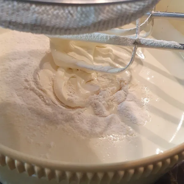 Buat lapisan cake : kocok gula, SP dan telur selama 10 menit (sampai mengembang dan kental). Tambahkan terigu dan susu bubuk.