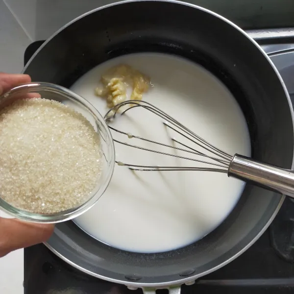 Siapkan panci anti lengket, masukkan  susu UHT, agar-agar plain, buah durian dan gula pasir.