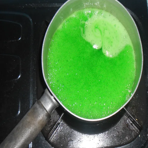 Masukkan semua bahan jelly warna hijau ke panci rebus hingga mendidih masukkan ke cetakan