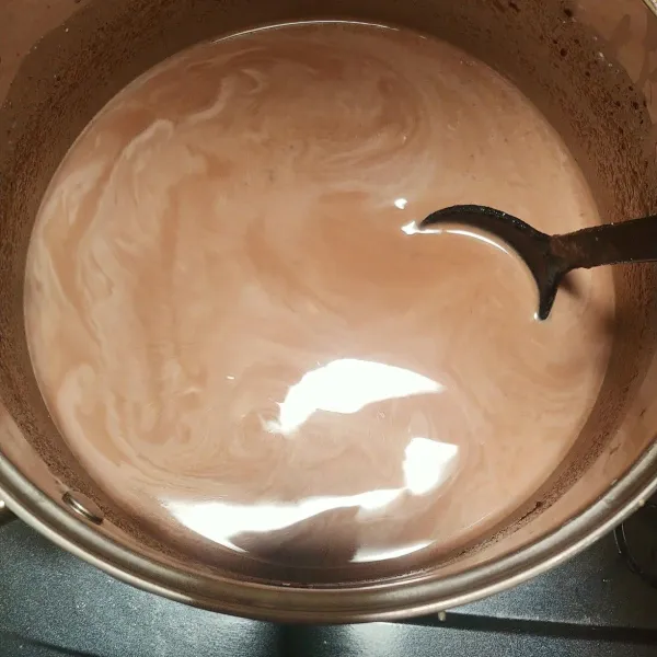 Dan masak puding sampai mendidih sambil terus diaduk agar matang merata.