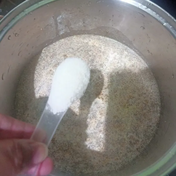 Siapkan panci masukkan bubuk kopi luwak, air ,gula pasir dan bubuk agar lalu aduk rata. Didihkan sampai matang lalu matikan kompor.
