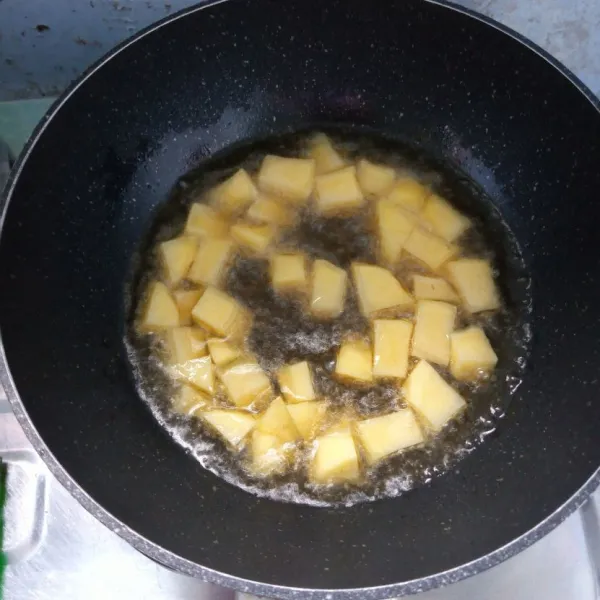 Siapkan kentang. Potong dadu. Kemudian goreng smapai matang. Angkat dan tiriskan.