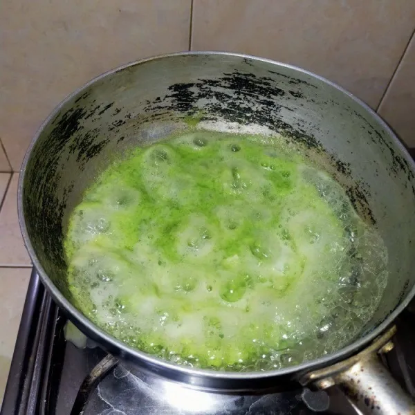 Masak hingga mendidih lalu matikan kompor.