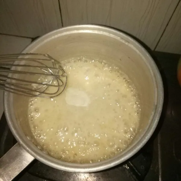 Siapkan panci, masukan gula pasir dan bubuk agar. Lalu tuang pure roti susu ke dalam panci. Masak sampai mendidih dan matang, angkat biarkan dingin
