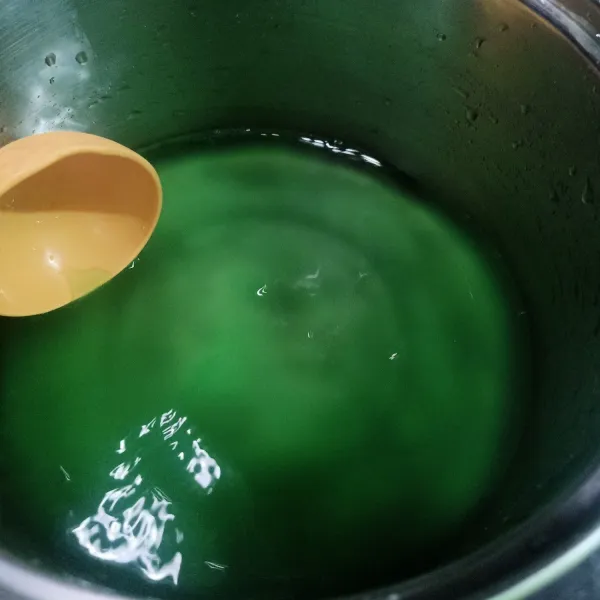 Siapkan panci lalu masukkan air, bubuk agar hijau, essent pandan, dan gula pasir