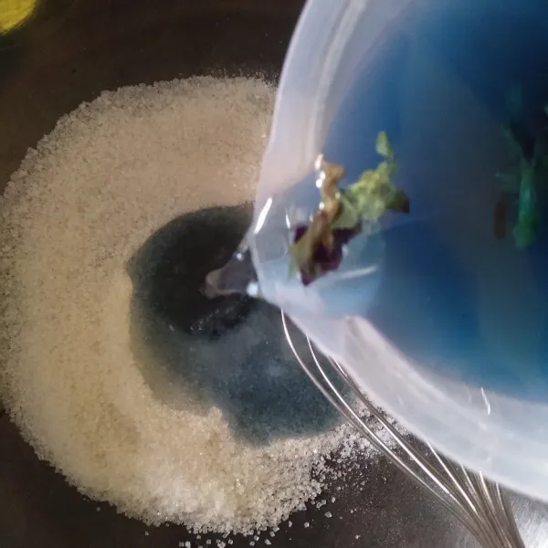 Campurkan nutrijell, gula pasir dan air telang, aduk rata. Nyalakan api, masak hingga mendidih, matikan api. Biarkan selama 1 menit sambil diaduk.