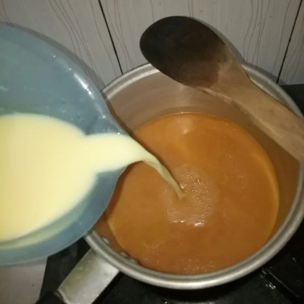 Kocok lepas kuning telur, campurkan dengan sisa susu uht tadi, garam dan bubuk agar. Aduk rata, kemudian tuang ke dalam panci. Masak sampai berbuih dan matang. Angkat dan dinginkan.