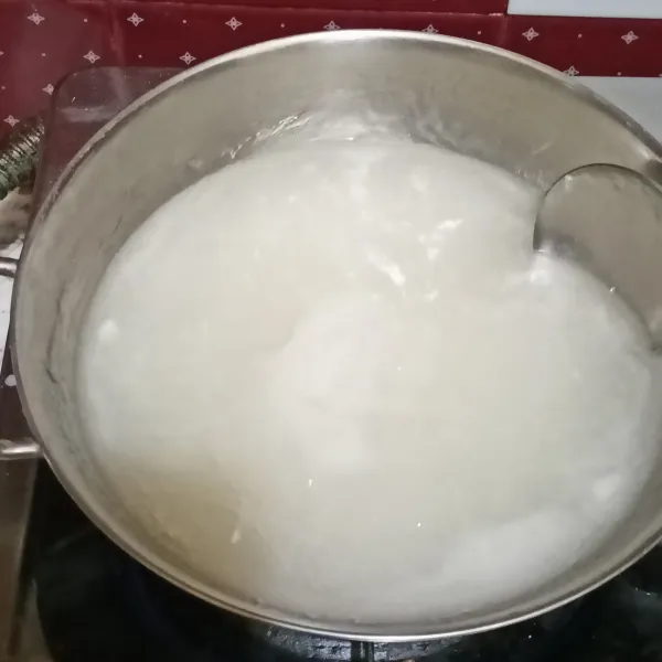 Campurkan dalam panci semua bahan jelly kelapa, aduk rata dan masak hingga mendidih. Pindahkan ke dalam wadah datar (loyang) dan sisihkan biarkan hingga dingin dan mengeras.