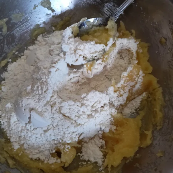 Kemudian tambahkan tepung terigu, aduk dan campur rata.