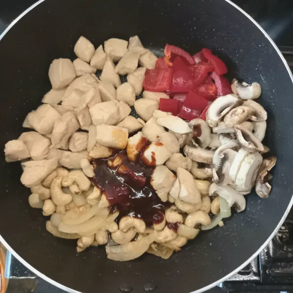 Masukkan paprika, ayam, jamur, dan saus. Kemudian, masak hingga ayam matang. Masukkan potongan daun bawang, aduk sebentar. Sajikan.