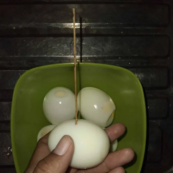 Angkat, lalu sisihkan sebentar telurnya agar tidak terlalu panas. Lalu kupas kulitnya, kemudian tusuk permukaan telur dengan bantuan lidi bersih.
