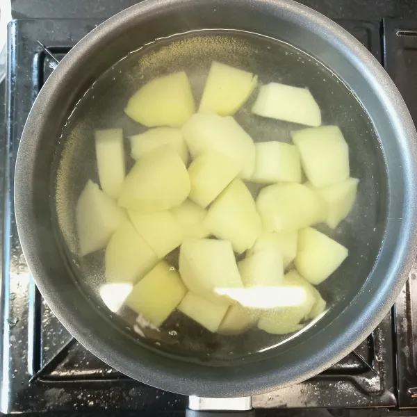 Potong-potong kentang, lalu rebus hingga empuk.