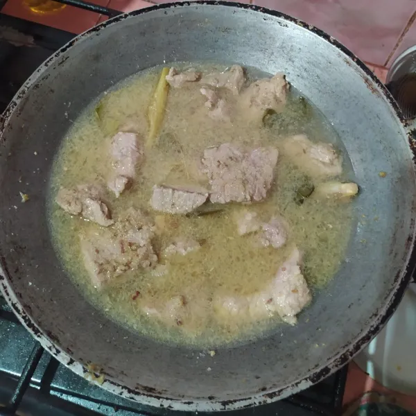 Aduk rata lalu masak dengan api kecil supaya bumbu meresap.