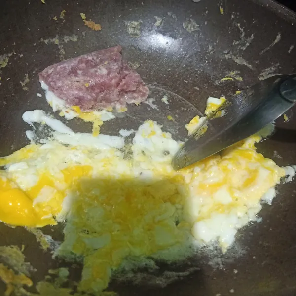 Siapkan wajan lalu masukkan minyak goreng. Lalu masukkan daging cincang dan telur. Orak arik telur sampai setengah matang, lalu daging cincang oseng sampai matang dan tercampur dengan orak arik telur .