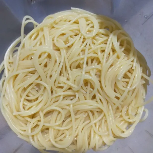 Rebus spagetti di air mendidih dengan 1 sdm minyak goreng dan 1 sdt garam halus hingga aldente. Tiriskan, siram air dingin, tiriskan lagi. Sisihkan dulu.