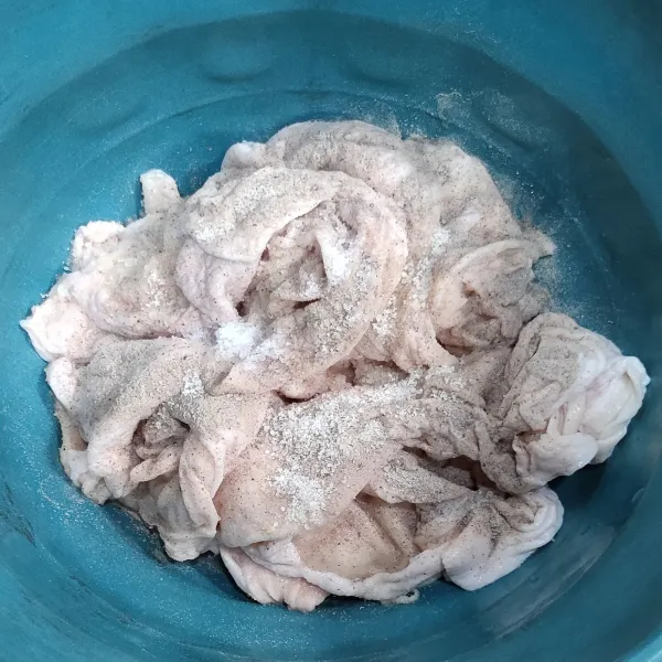 Cuci bersih kulit ayam, tiriskan. Lalu masukan bumbu marinasi, kemudian diamkan selama 10 menit.