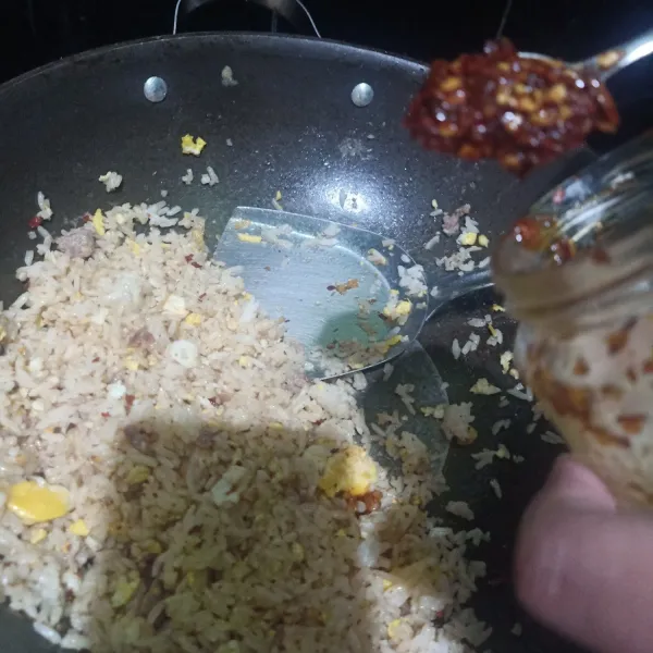 Masukkan chili oil sedikit. Aduk rata, lalu masukkan bubuk kaldu jamur dan merica. Aduk rata sampai tercampur.