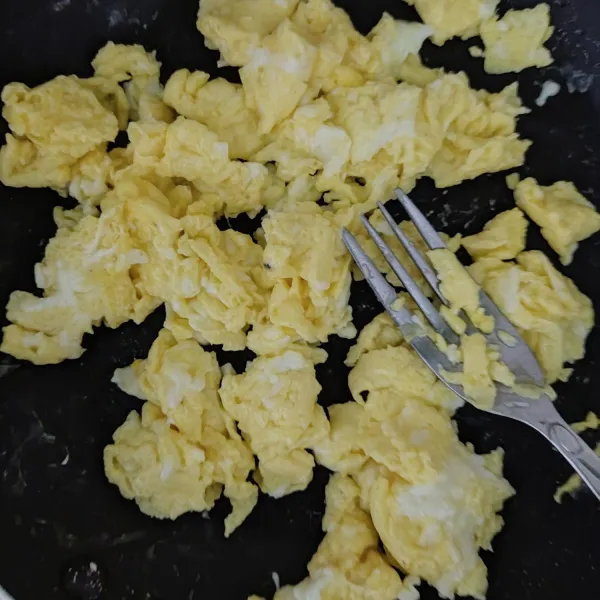 Kita bikin scrambled eggnya. Kocok telur dengan lada, garam, dan susu cair. Lalu, masak dan aduk-aduk sebentar. Teksturnya lembut, tapi jangan sampai terlalu garing.