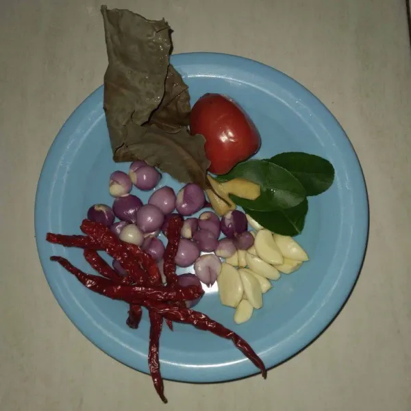 Siapkan bumbu-bumbu.