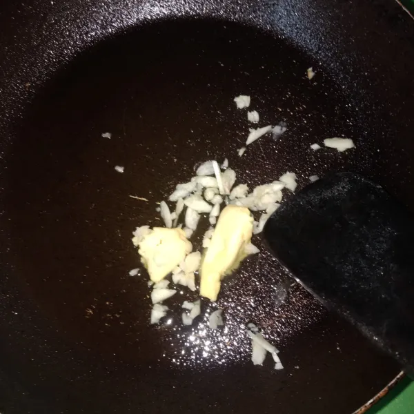 Tumis bawang putih dengan mentega sampai harum.