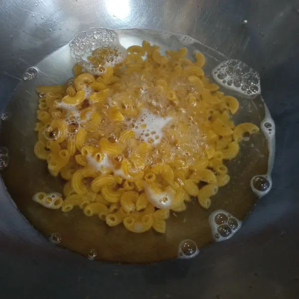 Rebus macaroni hingga empuk.