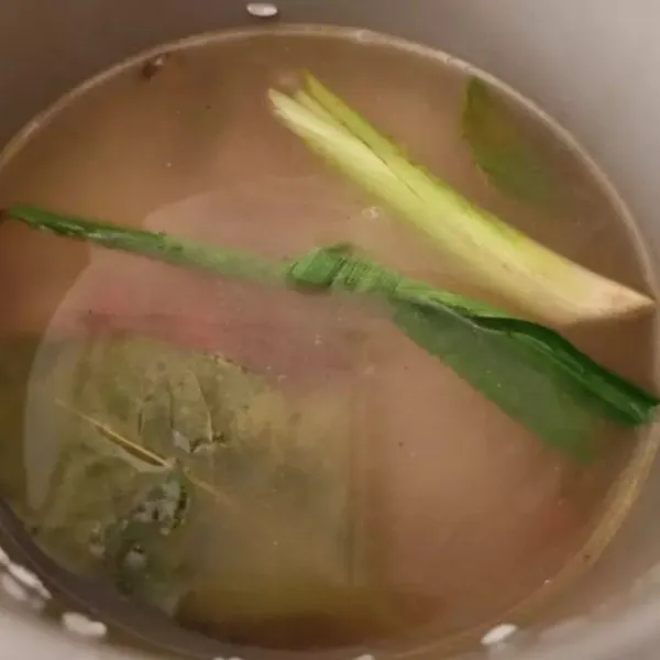 Masukkan ke wadah rice cooker, tambahkan air seperti biasa kalo mau menanak nasi. Masukkan simpul daun pandan biar makin wangi 🥰 Jangan lupa nyalakan 'Cook' atau 'ON'.