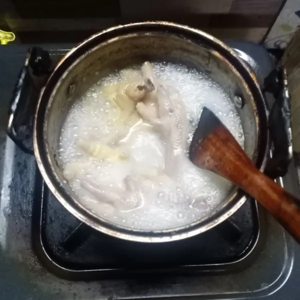 Rebus ceker ayam dengan secukupnya air sampai empuk. Angkat, tiriskan.