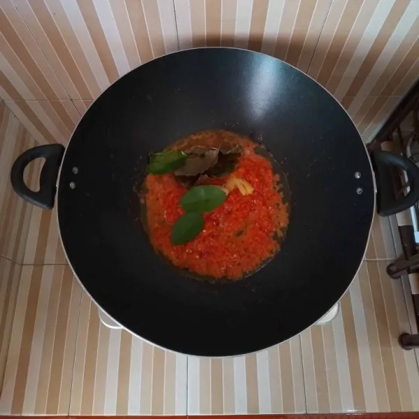 Panaskan minyak goreng, tumis bumbu yang sudah di blender tadi beserta daun jeruk, daun salam dan jahe yang sudah di geprek tadi hingga harum.