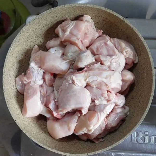 Siapkan daging ayam, cuci bersih, tiriskan.