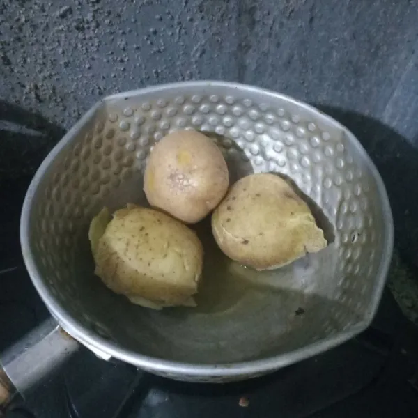 Rebus kentang hingga matang, kupas, lalu haluskan.