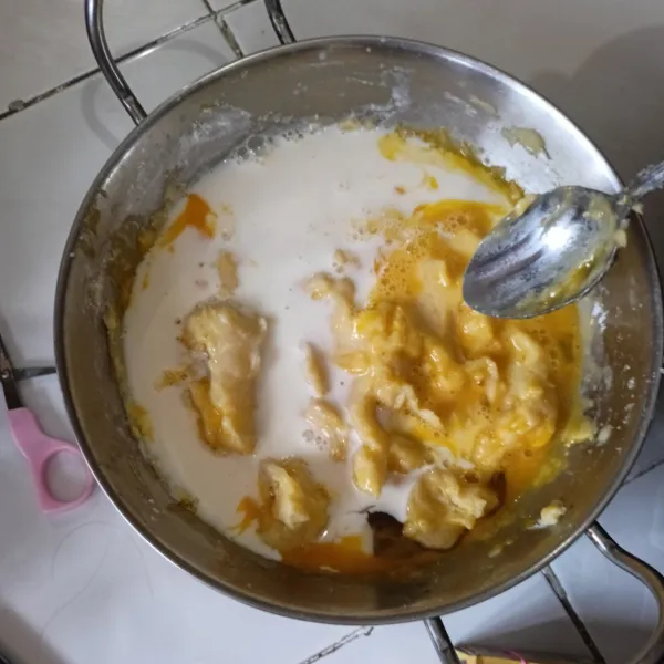 Setelah tercampur rata, masukkan telur dan susu cair.