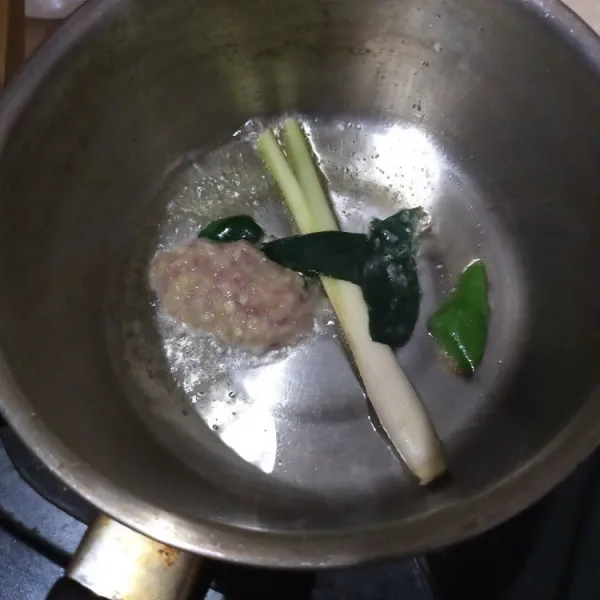Haluskan bawang putih dan bawang merah. Dalam panci tumis bawang merah dan bawang putih bersama dengan daun jeruk dan serai hingga harum.