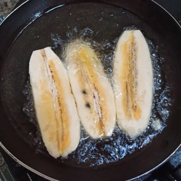 Panaskan minyak goreng, goreng langsung pisang yang sudah dipotong.