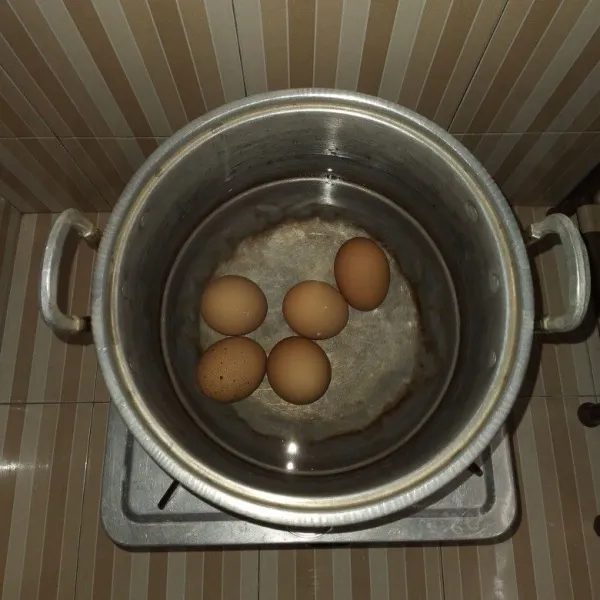 Rebus telur hingga matang.