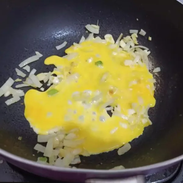Masukkan telur, diamkan kurang lebih 30 detik, kemudian tumis kasar.