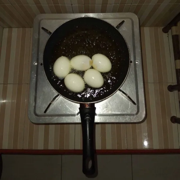 Panaskan minyak goreng, lalu goreng telur sebentar.