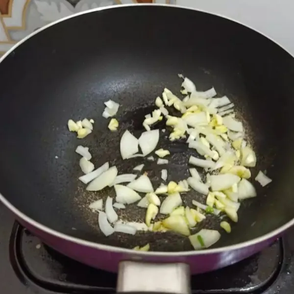 Lelehkan margarin, tumis bawang putih & bawang bombay sampai harum.