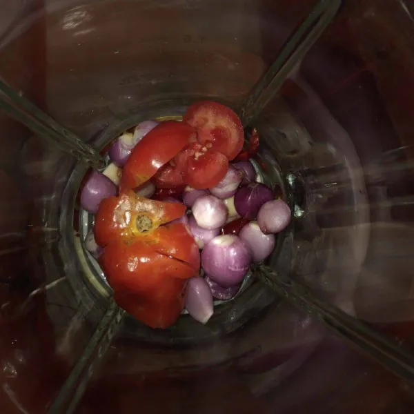 Blender hingga halus bawang merah, bawang putih, cabai merah keriting dan tomat dengan bantuan sedikit air matang.