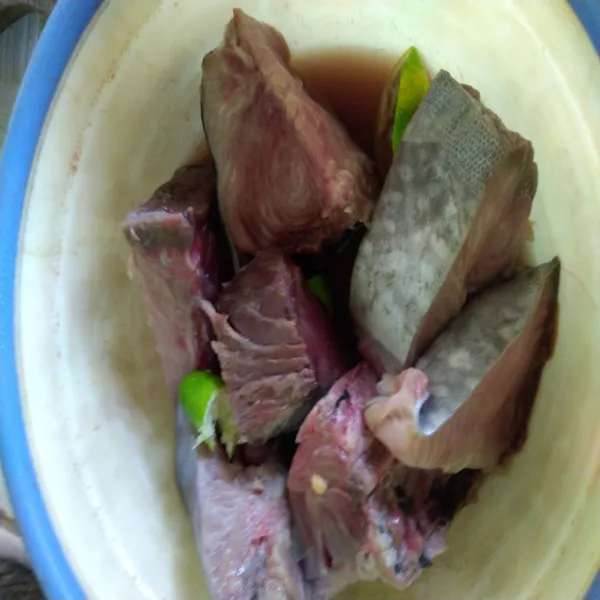 Kucuri potongan ikan tuna dengan secukupnya air perasan jeruk nipis. Diamkan sekitar 5 menit, cuci bersih.