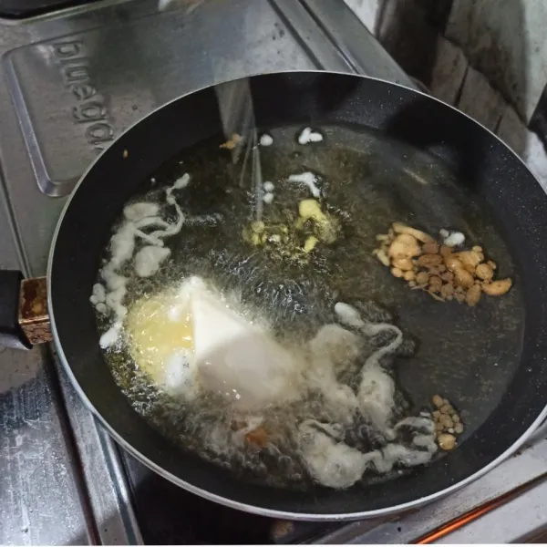 Ambil pisang lalu letakkan pisang di atas tepung yang sudah dituang tadi.