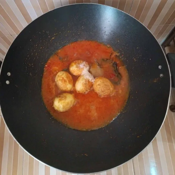 Masukkan telur gorengnya beserta air matang secukupnya, garam, gula dan penyedap rasa. Biarkan hingga airnya menyusut, lalu angkat dan sajikan telur bumbu balado sederhananya.