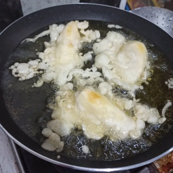 Goreng pisang hingga golden brown, angkat, tiriskan dan sajikan.