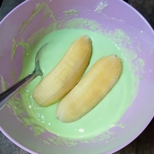 Kupas pisang dan celupkan ke dalam adonan pencelup.
